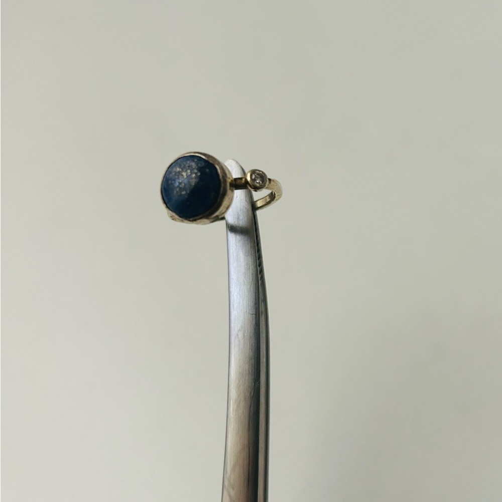 Lapis Lazuli blue stone ring with diamond and wide hammered gold band - Picture 5 of 6